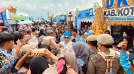 Suasana penuh kebersamaan saat ribuan warga menikmati sajian jamuan massal pada puncak peringatan Harjad ke-75 Kotabaru.
