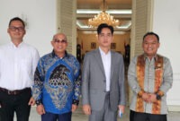 Bupati Kotabaru H. Muhammad Rusli bersama Wakil Presiden RI terpilih Gibran Rakabuming Raka usai melakukan audiensi di Jakarta. 