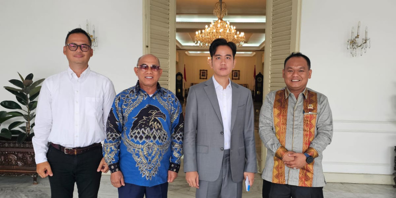 Bupati Kotabaru H. Muhammad Rusli bersama Wakil Presiden RI terpilih Gibran Rakabuming Raka usai melakukan audiensi di Jakarta. 