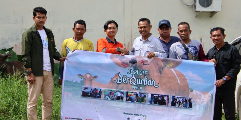 Perwakilan PT Arutmin Indonesia, NPLCT menyerahkan secara simbolis satu ekor sapi qurban kepada PWI Kotabaru. 