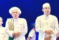 Tabligh Akbar dan Sholawat Bersama dalam rangka Hari Jadi ke-75 Kabupaten Kotabaru berlangsung penuh khidmat di Panggung Siring Laut.