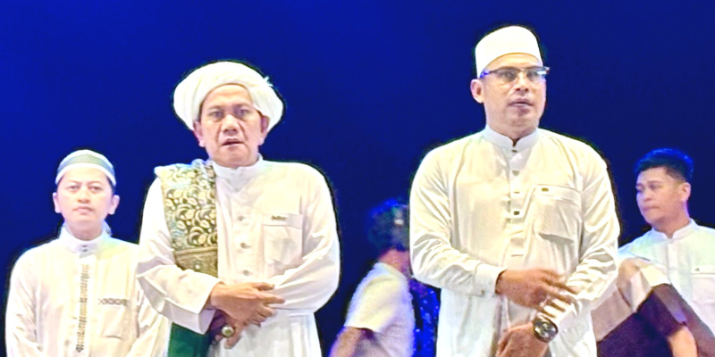 Tabligh Akbar dan Sholawat Bersama dalam rangka Hari Jadi ke-75 Kabupaten Kotabaru berlangsung penuh khidmat di Panggung Siring Laut.