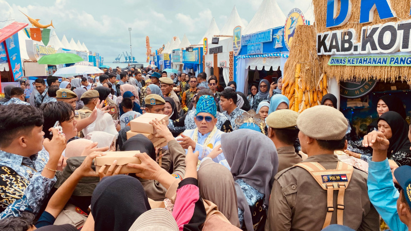 Suasana penuh kebersamaan saat ribuan warga menikmati sajian jamuan massal pada puncak peringatan Harjad ke-75 Kotabaru.
