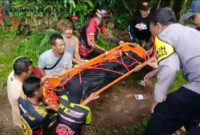 Evakuasi korban tenggelam di kawasan Air Terjun Gunung Ulin. Korban ditemukan meninggal dunia usai pencarian selama 3 jam.