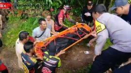 Evakuasi korban tenggelam di kawasan Air Terjun Gunung Ulin. Korban ditemukan meninggal dunia usai pencarian selama 3 jam.