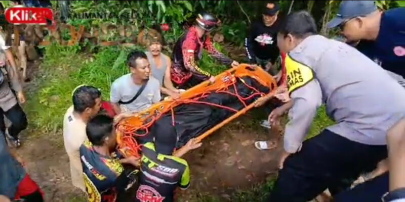 Evakuasi korban tenggelam di kawasan Air Terjun Gunung Ulin. Korban ditemukan meninggal dunia usai pencarian selama 3 jam.