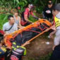 Evakuasi korban tenggelam di kawasan Air Terjun Gunung Ulin. Korban ditemukan meninggal dunia usai pencarian selama 3 jam.