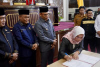 Penandatanganan Raperda RTRW dan APBD 2024, oleh Ketua DPRD Kotabaru.