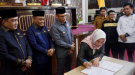Penandatanganan Raperda RTRW dan APBD 2024, oleh Ketua DPRD Kotabaru. 