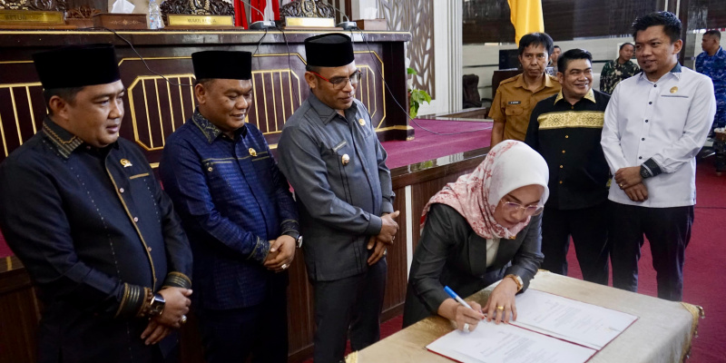 Penandatanganan Raperda RTRW dan APBD 2024, oleh Ketua DPRD Kotabaru. 