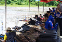 Aksi peserta saat membidik target pada lomba menembak senapan angin dalam rangkaian Hari Bhayangkara ke-79 di Kotabaru.