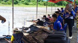 Aksi peserta saat membidik target pada lomba menembak senapan angin dalam rangkaian Hari Bhayangkara ke-79 di Kotabaru.