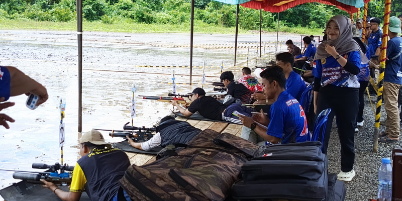 Aksi peserta saat membidik target pada lomba menembak senapan angin dalam rangkaian Hari Bhayangkara ke-79 di Kotabaru.
