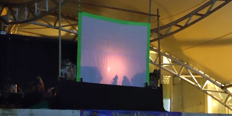 Pemain muda dari PPWKI Kotabaru tampil perdana membawakan seni tradisional Wayang Kulit Banjar, Sabtu malam (28/6/2025).