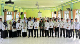 Para peserta bersama narasumber dan panitia berfoto usai kegiatan Pelatihan Penguatan Kelompok Kerja Majelis Taklim Tahun 2025 di STIT Darul Ulum, Kotabaru, Senin (2/6).