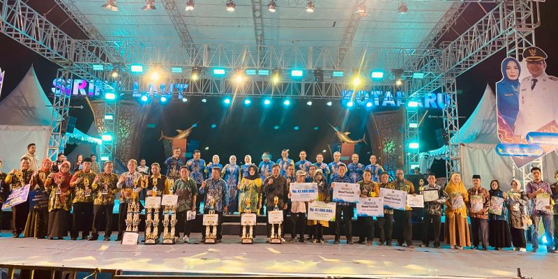 Para penerima penghargaan dari berbagai kategori berfoto bersama usai penutupan Expo Saijaan Kotabaru Hebat 2025 di Siring Laut.