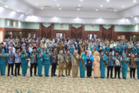 Para Bupati/Wali Kota beserta Ketua TP PKK se-Kalsel berfoto bersama usai dikukuhkan sebagai Ayah dan Bunda Genre tahun 2025.
