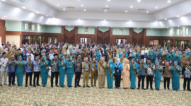 Para Bupati/Wali Kota beserta Ketua TP PKK se-Kalsel berfoto bersama usai dikukuhkan sebagai Ayah dan Bunda Genre tahun 2025.
