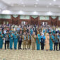 Para Bupati/Wali Kota beserta Ketua TP PKK se-Kalsel berfoto bersama usai dikukuhkan sebagai Ayah dan Bunda Genre tahun 2025.
