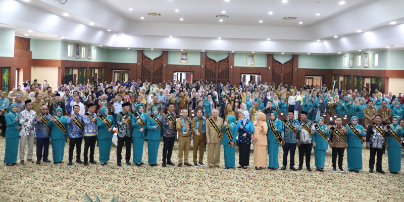 Para Bupati/Wali Kota beserta Ketua TP PKK se-Kalsel berfoto bersama usai dikukuhkan sebagai Ayah dan Bunda Genre tahun 2025.
