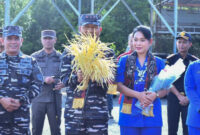 Pangkoarmada II Laksda TNI I Gung Putu Alit Jaya dan Ketua DJA II Ny. Yully Alit Jaya disambut hangat dengan tradisi Tepuk Mayang, tarian adat khas Kotabaru, sebagai bentuk penghormatan saat tiba di Markas Komando Lanal Kotabaru, Kamis (12/6/2025). 