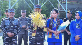 Pangkoarmada II Laksda TNI I Gung Putu Alit Jaya dan Ketua DJA II Ny. Yully Alit Jaya disambut hangat dengan tradisi Tepuk Mayang, tarian adat khas Kotabaru, sebagai bentuk penghormatan saat tiba di Markas Komando Lanal Kotabaru, Kamis (12/6/2025). 