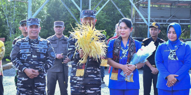 Pangkoarmada II Laksda TNI I Gung Putu Alit Jaya dan Ketua DJA II Ny. Yully Alit Jaya disambut hangat dengan tradisi Tepuk Mayang, tarian adat khas Kotabaru, sebagai bentuk penghormatan saat tiba di Markas Komando Lanal Kotabaru, Kamis (12/6/2025). 