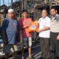 Staf Ahli Bupati Kotabaru, Zainal Arifin, S.Stp., M.Si., menyerahkan bantuan secara simbolis kepada warga terdampak kebakaran di Higa Gunung. 