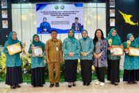 Pemenang lomba B2SA 2025 foto bersama dengan TP PKK Kabupaten Kotabaru dan dewan juri sebagai bentuk apresiasi karya pangan lokal.