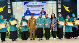 Pemenang lomba B2SA 2025 foto bersama dengan TP PKK Kabupaten Kotabaru dan dewan juri sebagai bentuk apresiasi karya pangan lokal.