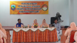 Anggota DWP aktif mengikuti sesi tanya jawab pada sosialisasi kebakaran dan kesehatan mental yang dikemas dalam pertemuan rutin bulanan.