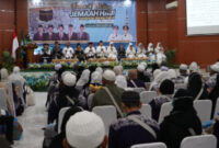 Jamaah haji perempuan asal Kotabaru menjalani pemeriksaan kesehatan setibanya di Asrama Haji Banjarbaru.