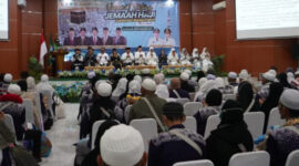 Jamaah haji perempuan asal Kotabaru menjalani pemeriksaan kesehatan setibanya di Asrama Haji Banjarbaru.