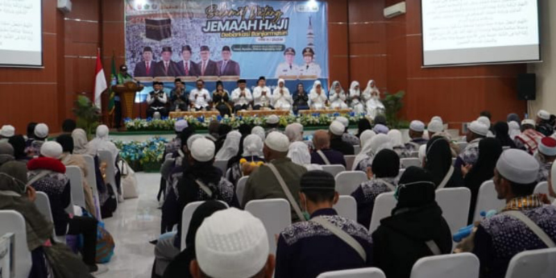 Jamaah haji perempuan asal Kotabaru menjalani pemeriksaan kesehatan setibanya di Asrama Haji Banjarbaru.