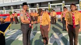Kalapas Kotabaru Doni Handriansyah menyematkan tanda peserta kepada Warga Binaan dalam upacara pembukaan Perkemahan Satya Darma Bhakti Pemasyarakatan 2025 di Lapas Kelas IIA Kotabaru, Jumat (25/7)
