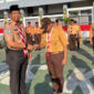 Kalapas Kotabaru Doni Handriansyah menyematkan tanda peserta kepada Warga Binaan dalam upacara pembukaan Perkemahan Satya Darma Bhakti Pemasyarakatan 2025 di Lapas Kelas IIA Kotabaru, Jumat (25/7)