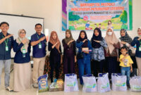 Pelindo Kotabaru, Dhany menyerahkan bantuan secara simbolis kepada Kepala Puskesmas Kotabaru dalam rangka mendukung program penurunan stunting, Senin (29/7/2025).