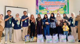 Pelindo Kotabaru, Dhany menyerahkan bantuan secara simbolis kepada Kepala Puskesmas Kotabaru dalam rangka mendukung program penurunan stunting, Senin (29/7/2025).