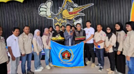 Ketua PWI Kotabaru, Ahmad Nurahsin Q, bersama jajaran anggota memberikan ucapan selamat HUT ke-50 kepada PT Indocement Tarjun, di Wisata Siring Laut, Kamis (31/7/2025).