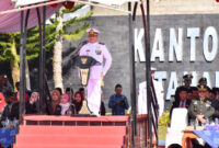 Komandan Lanal Kotabaru Letkol Laut (P) M. Harun AL Rasyid, S.T., M.Tr.Opsla. memimpin jalannya upacara HUT ke-75 Provinsi Kalimantan Selatan di Tanah Bumbu.