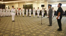 Wakil Bupati Kotabaru, Syairi Mukhlis, S.Sos, saat pengukuhan Anggota Paskibraka 2025 di Aula Bamega, Kantor Bupati Kotabaru, Jumat (15/8/2025).