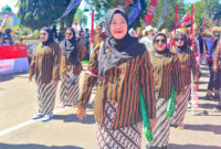 Kostum jadul ala pejuang dan era 80-an sukses mencuri perhatian di karnaval HUT RI ke-80 Kotabaru.