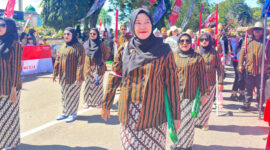 Kostum jadul ala pejuang dan era 80-an sukses mencuri perhatian di karnaval HUT RI ke-80 Kotabaru.