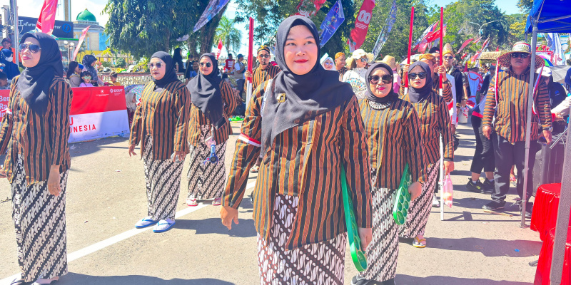 Kostum jadul ala pejuang dan era 80-an sukses mencuri perhatian di karnaval HUT RI ke-80 Kotabaru.