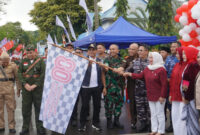 Wakil Bupati Kotabaru H. Syairi Mukhlis melepas peserta karnaval HUT RI ke-80 di kawasan Siring Laut.