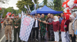 Wakil Bupati Kotabaru H. Syairi Mukhlis melepas peserta karnaval HUT RI ke-80 di kawasan Siring Laut.
