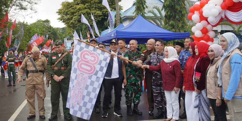 Wakil Bupati Kotabaru H. Syairi Mukhlis melepas peserta karnaval HUT RI ke-80 di kawasan Siring Laut.
