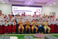 Peserta pelatihan Metode Gasing foto bersama jajaran Dinas Pendidikan Kotabaru dan tim Gasing usai pembukaan kegiatan.