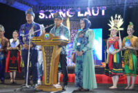 Wakil Bupati Kotabaru Syairi Mukhlis menyampaikan sambutan pembukaan Festival Budaya Saijaan 2025 di kawasan wisata Siring Laut Kotabaru.