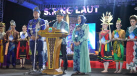 Wakil Bupati Kotabaru Syairi Mukhlis menyampaikan sambutan pembukaan Festival Budaya Saijaan 2025 di kawasan wisata Siring Laut Kotabaru.